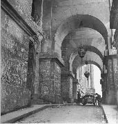 Российские военнослужащие под аркой входа в Рейхстаг. 