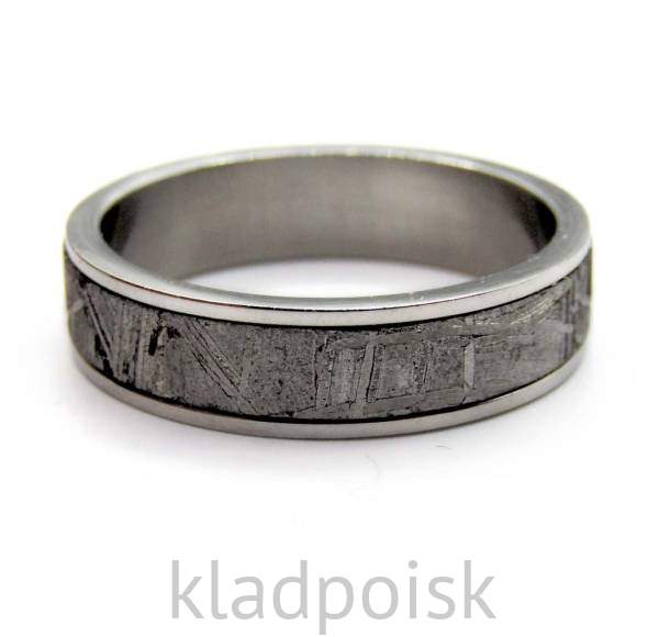 Кольцо с метеоритом Muonionalusta