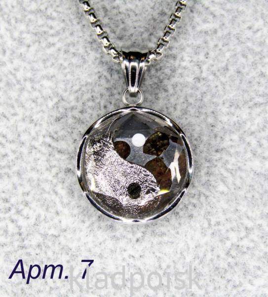 Кулон Инь-Янь с метеоритами Muonionalusta и Sericho