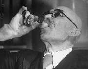 Яичный желток, джин, абрикосовый ликер, бенедиктинский острый ликер.