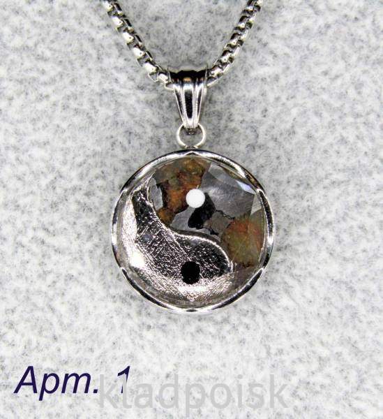 Кулон Инь-Янь с метеоритами Muonionalusta и Sericho