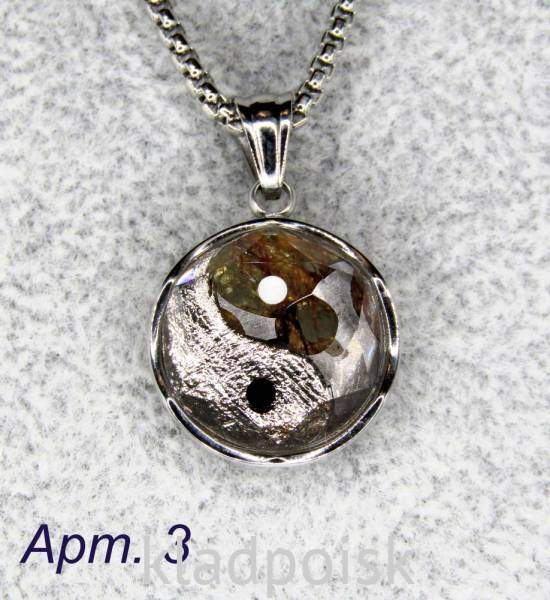 Кулон Инь-Янь с метеоритами Muonionalusta и Sericho