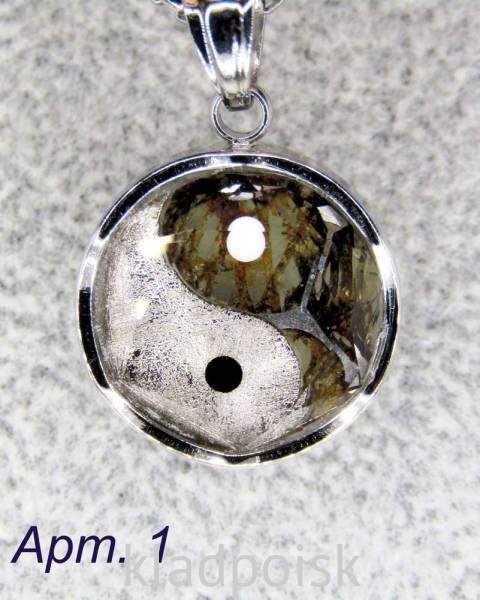 Кулон Инь-Янь с метеоритами Muonionalusta и Sericho