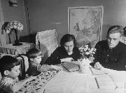 Семья за учёбой в общежитии. 