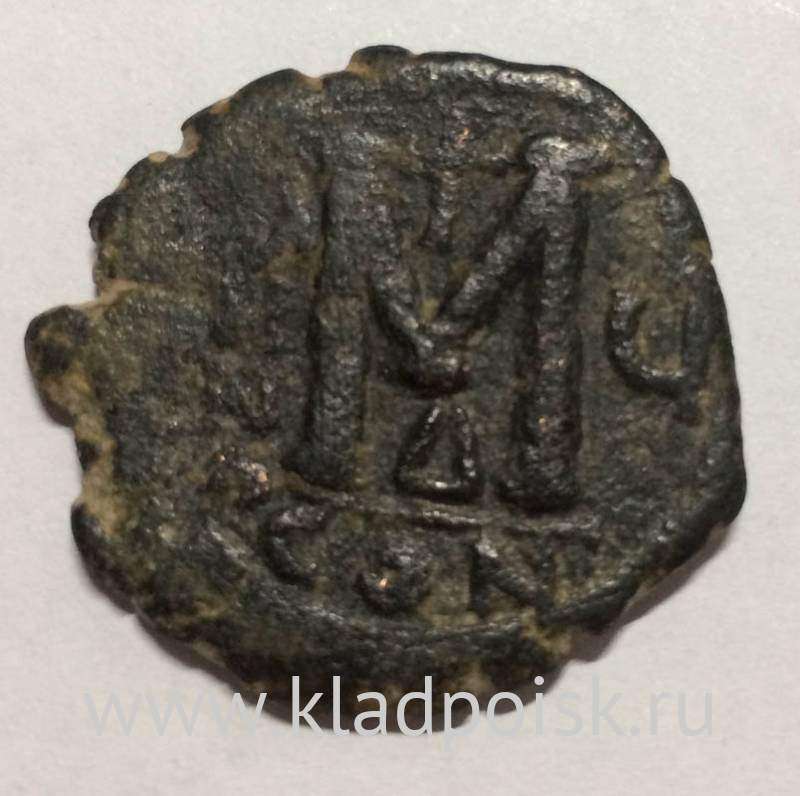 Монеты 10 века. Фоллис монета Константина. Монета фоллис Византия. Византийские монеты 11 век.
