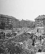 Граждане на расчистке развалин на улицах Берлина