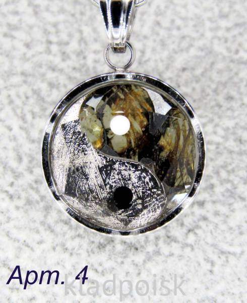 Кулон Инь-Янь с метеоритами Muonionalusta и Sericho