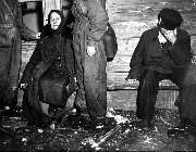 Мать и сын в шоке после получения вести о смерти четырех членов их семьи в ходе воздушного налета.