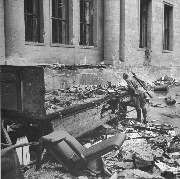 Русский солдат разглядывает панцерфауст.