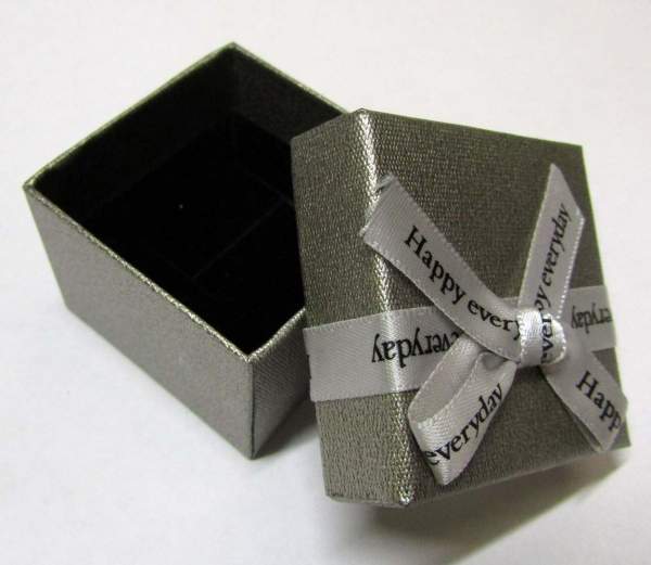 Коробка подарочная 5х5х4 см., цвет серебро, с бархатной подложкой Коробка подарочная 5х5х4 см., цвет серебро, с бархатной подложкой