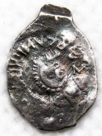 Денга серебро Василий Темный, 3-е правление, 1435-1445 гг. Региональный чекан. Голова с косичкой/два человека держат дерево