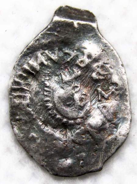 Денга серебро Василий Темный, 3-е правление, 1435-1445 гг. Региональный чекан. Голова с косичкой/два человека держат дерево