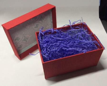 Коробка подарочная с наполнителем красная
