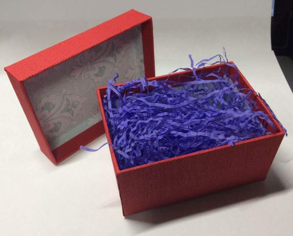Коробка подарочная с наполнителем красная