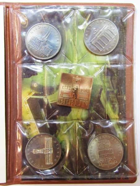 Набор монет 5 марок 1987 ГДР, 750 лет Берлину, 4 монеты и жетон, в альбоме