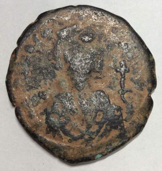 Анонимный фоллис - византийская монета 11 век Анонимный фоллис - византийская монета 11 век