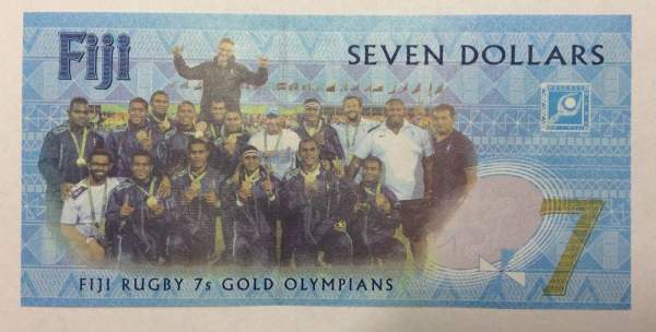 Памятная банкнота 7 долларов Фиджи 2017 года Олимпийские чемпионы по Регби Памятная банкнота 7 долларов Фиджи 2017 года Олимпийские чемпионы по Регби