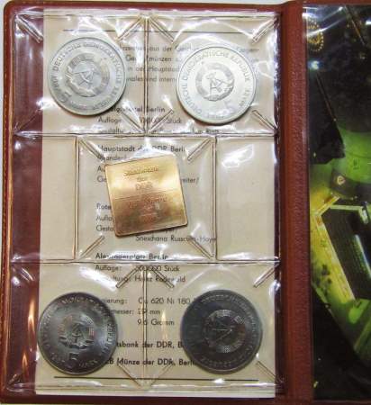 Набор монет 5 марок 1987 ГДР, 750 лет Берлину, 4 монеты и жетон, в альбоме