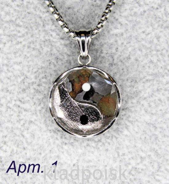 Кулон Инь-Янь с метеоритами Muonionalusta и Sericho