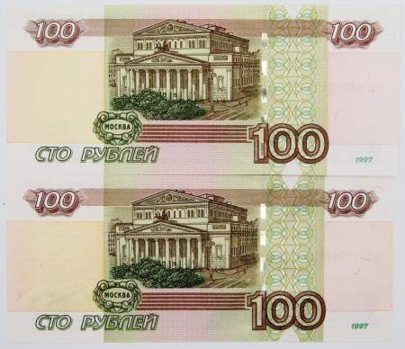 Две банкноты 100 рублей 1997 года, модификация 2004 года, с одинаковым номером 1278717, серии УА, УЕ