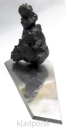 Осколок метеорита Сихотэ-Алинь на подставке