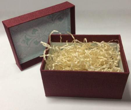 Коробка подарочная с наполнителем бордовая