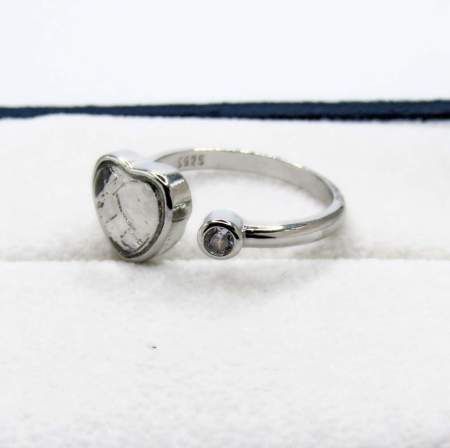 Кольцо с метеоритом Muonionalusta и фианитом