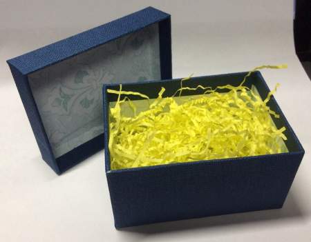 Коробка подарочная с наполнителем синяя