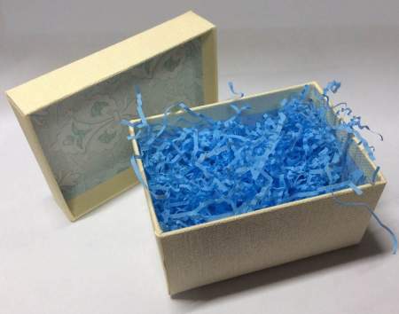 Коробка подарочная с наполнителем светлая