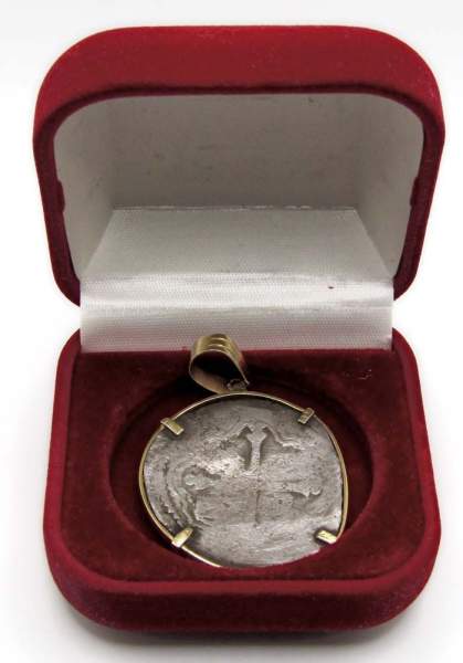 Медальон, изготовленный из испанской монеты 1641 года Пиастр, Макукин (8 реалов), монетный двор Мехико