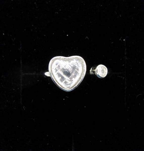 Кольцо с метеоритом Muonionalusta и фианитом Кольцо с метеоритом Muonionalusta и фианитом