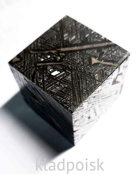 Куб из метеорита Aletai Куб из метеорита Aletai