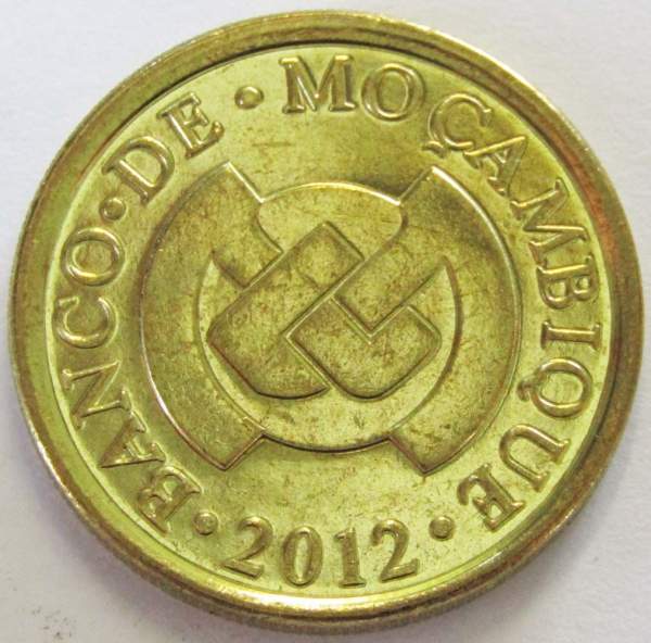 Монета республики Мозамбик 50 сентаво 2012 года. Гигантский пегий зимородок