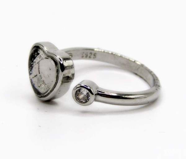 Кольцо с метеоритом Muonionalusta и фианитом Кольцо с метеоритом Muonionalusta и фианитом