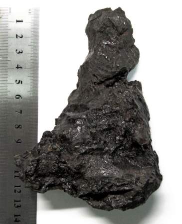 Осколок метеорита Сихотэ-Алинь на подставке