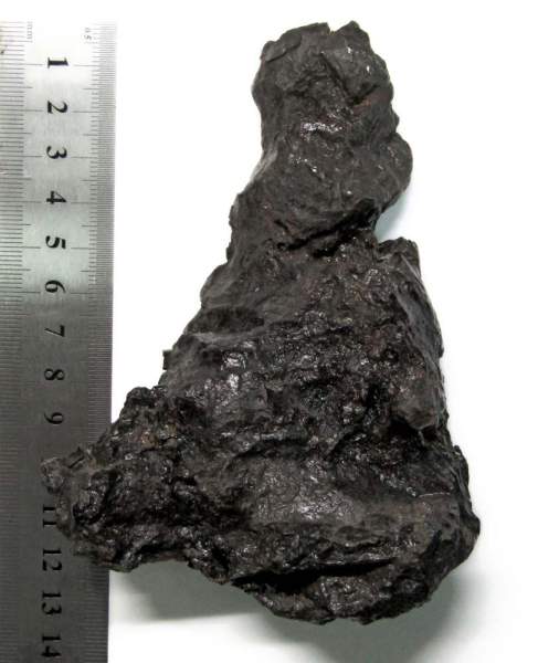 Осколок метеорита Сихотэ-Алинь на подставке