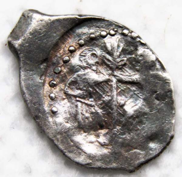Денга серебро Василий Темный, 3-е правление, 1435-1445 гг. Региональный чекан. Голова с косичкой/два человека держат дерево