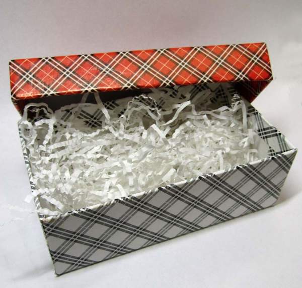 Коробка подарочная прямоугольная 11,5х6,5х4 см, красная шотландка с наполнителем Коробка подарочная прямоугольная 11,5х6,5х4 см, красная шотландка с наполнителем